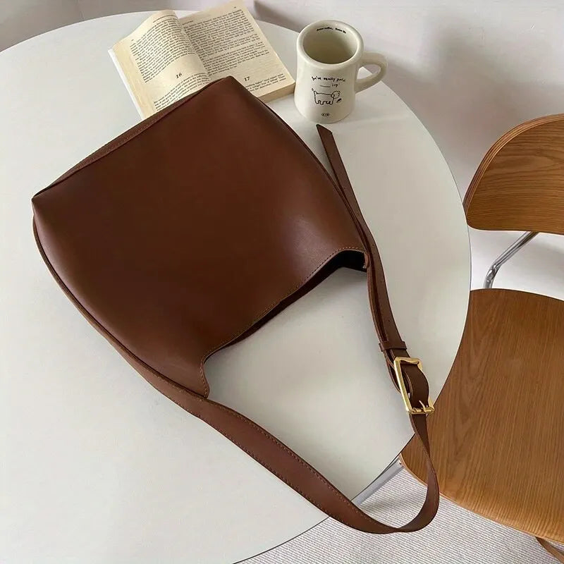 Braune Elegante Ledertasche Neben Buch Und Becher Hintergrund